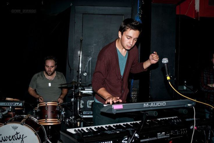 File:Twenty one pilots unknown photo 1.png