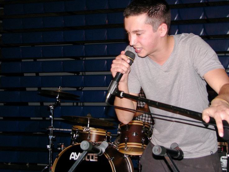 File:Twenty one pilots unknown photo 3.png
